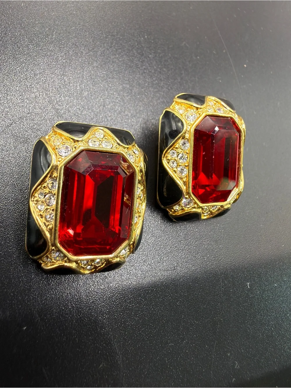 SWAROVSKI RED FACETED EMERALD CUT CRYSTAL GOLD TONE BLACK ENAMEL CLIP EARRINGS - Picture 5 of 6